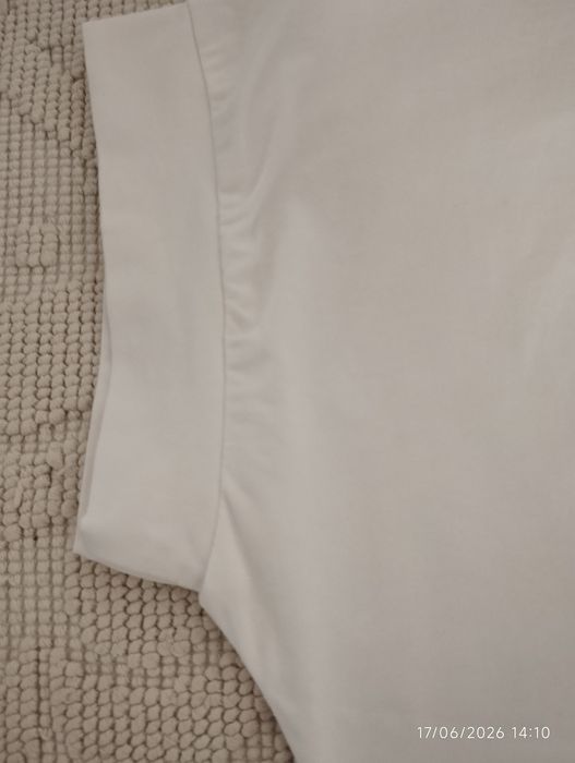 T-shirt branca com coração bordado