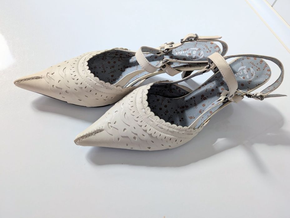Eleganckie, niezwykłe czółenka ze skóry marki Bata