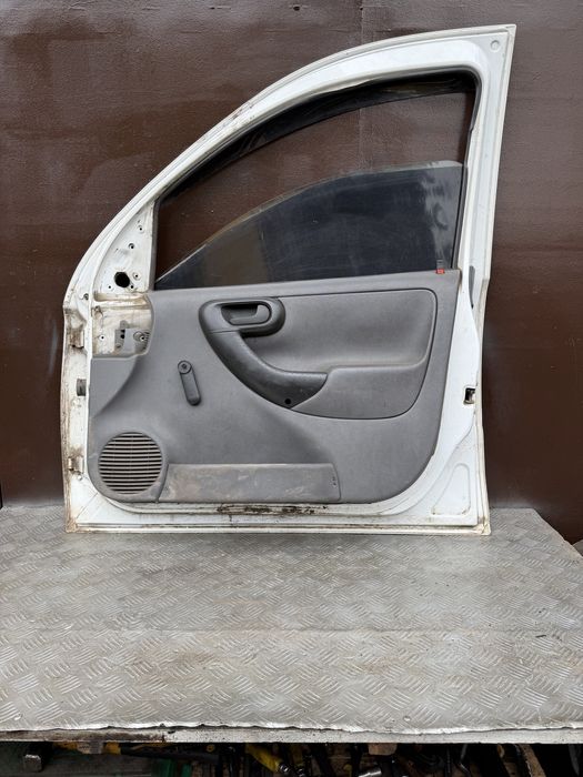 Дверь правая Опель комбо с год 2003 opel combo c