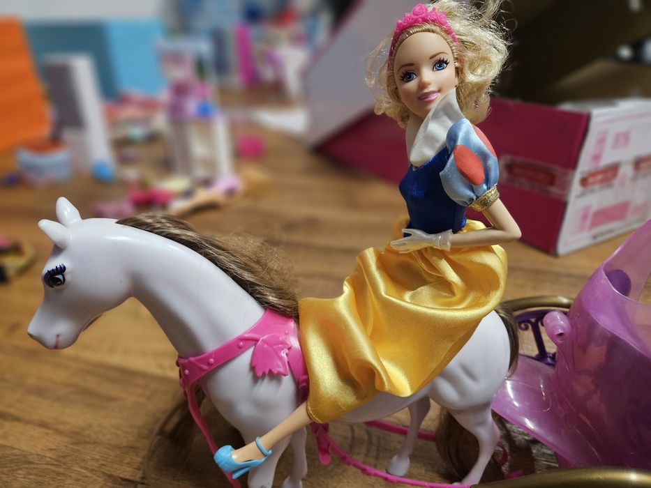 Lalka Barbie Śnieżka, koń Barbie, kareta