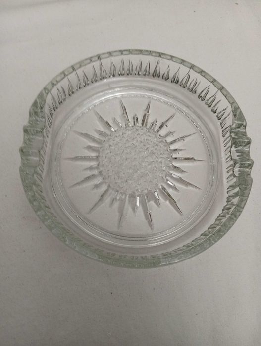 Cinzeiro em vidro com 18 cm de diâmetro