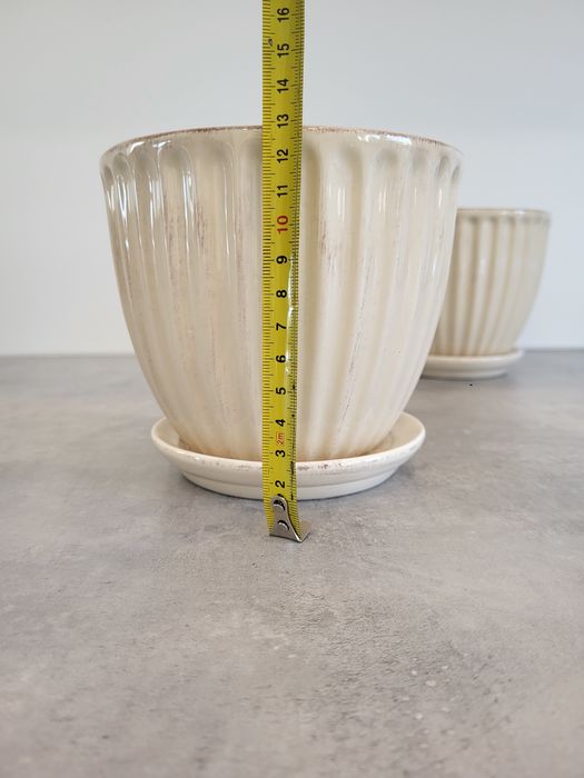 Doniczki beżowe, donice Ecru, ceramiczne osłonki z podstawką Art-Pol