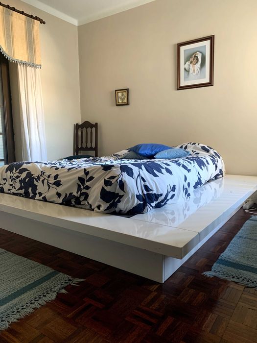 Cama branca lacada com arrumação