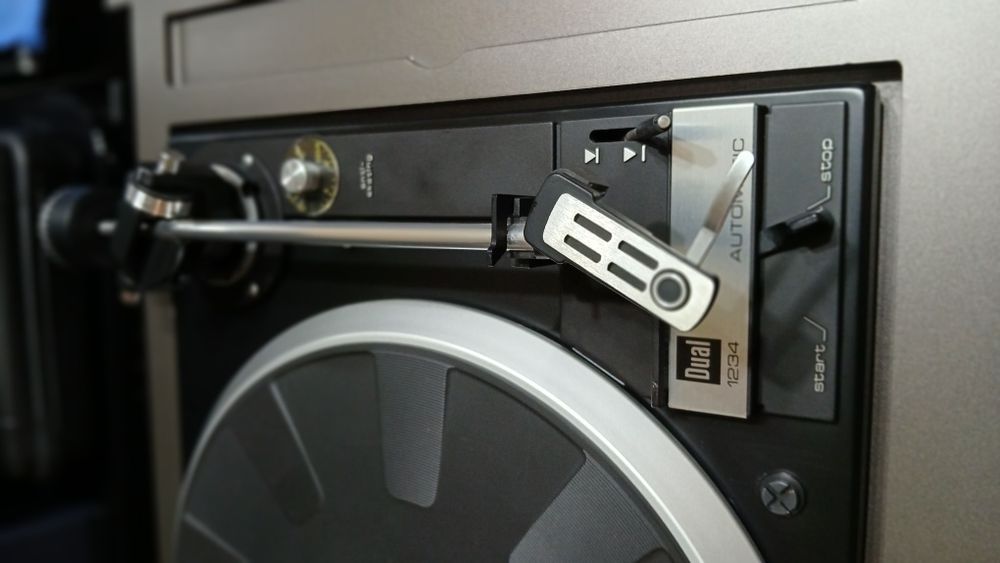 Gramofon DUAL 1234 model HS 132 z wbudowanym wzmacniaczem.