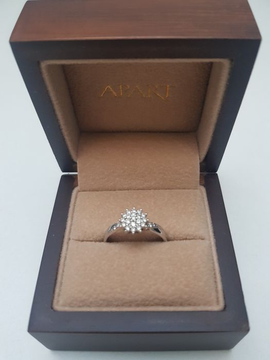 Pierścionek z białego złotą z brylantami