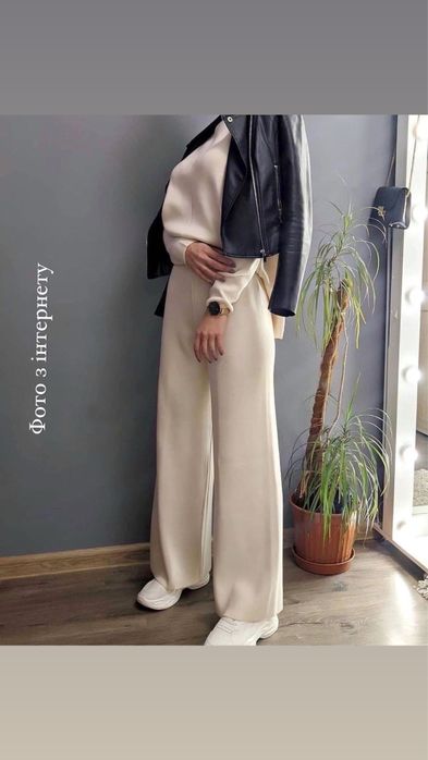 Теплий костюм молочного кольору