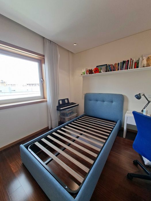 Cama e colchão de 190 x 115 cm em ótimo estado, da marca Antarte