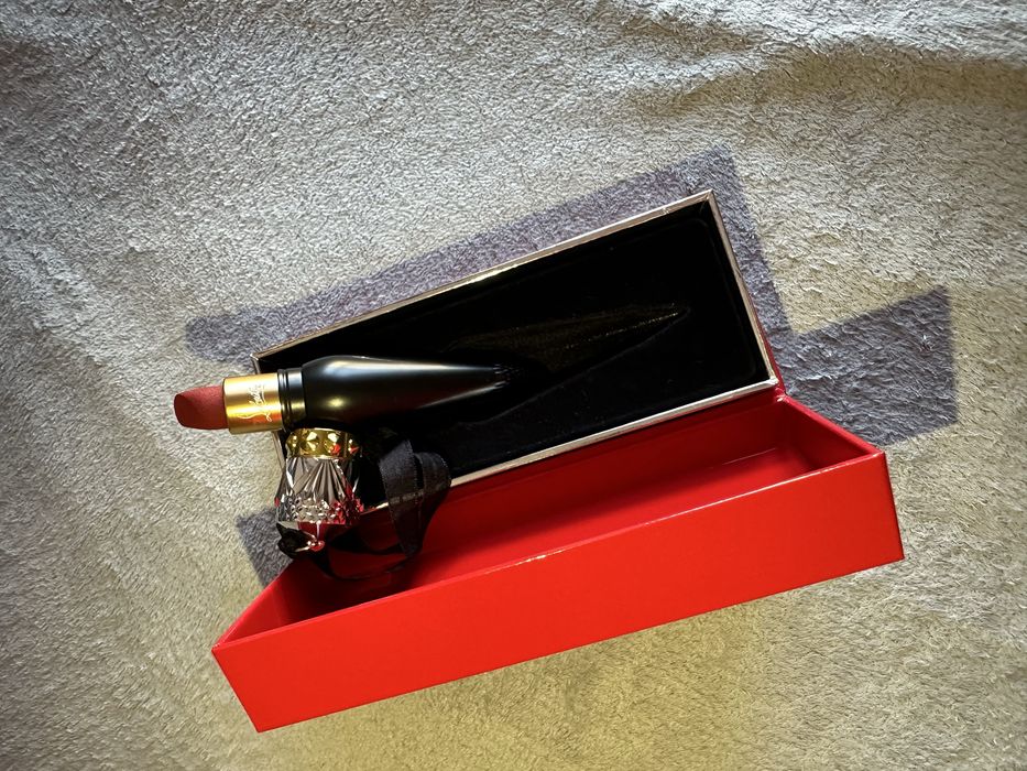 Batom Christian Louboutin novo