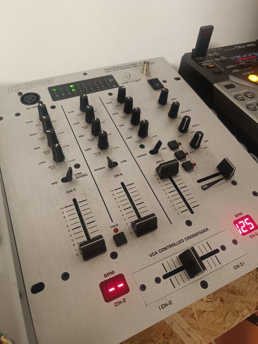 2 CDJ 400 e mesa de mistura Behringer DX626