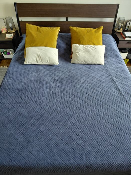 Cama de casal em cor preto wengue em excelente estado.