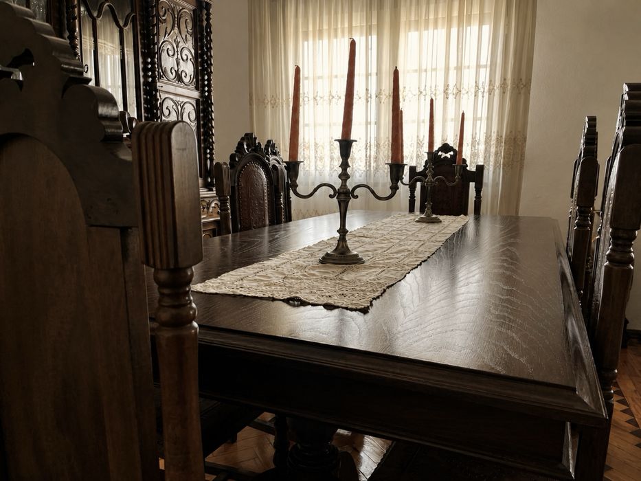 Sala de Jantar Antiga em Madeira Maciça Entalhada – Aparador + Mesa + 8 Cadeiras + Móvel TV