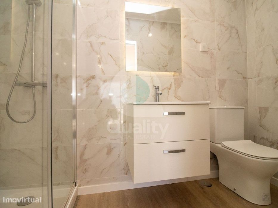 Apartamento T3 Totalmente Renovado - Rua principal da Avenida do Bo...
