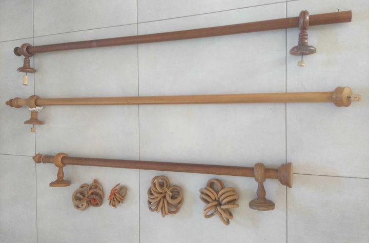 Varões em madeira com suportes e argolas/acessórios