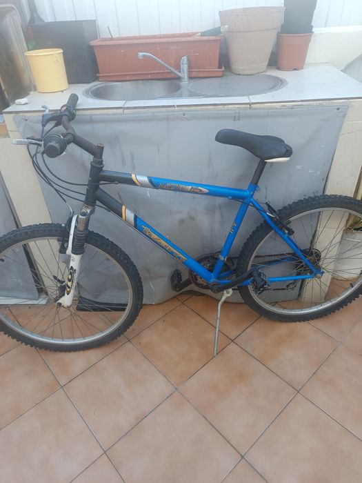 Bicicleta a pedais em estado médio