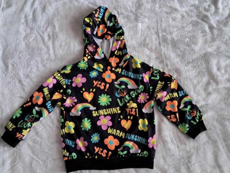 Bluza z kapturem dla dziewczynki.