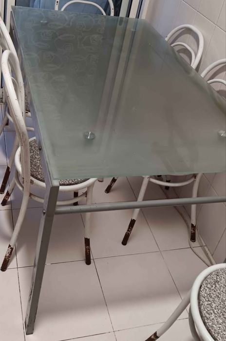 Vendo mesa pernas em ferro,tampo em vidro 50€ e 6 cadeiras em ferro 10€ cada uma ou 110€ o conjunto