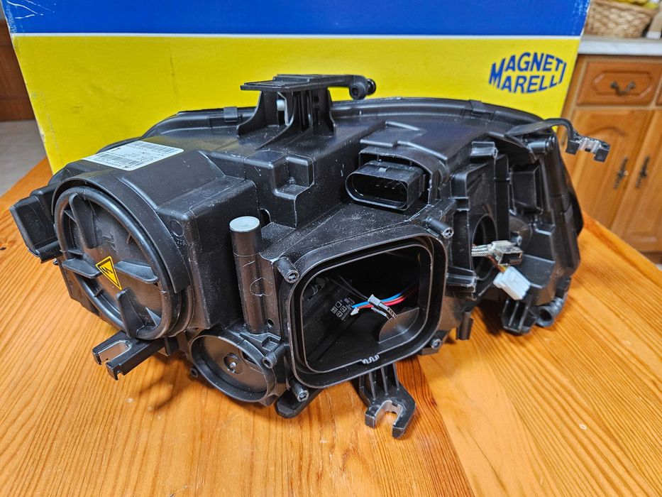 Farol AUDI A4 esquerdo com defeito informático de fabrico