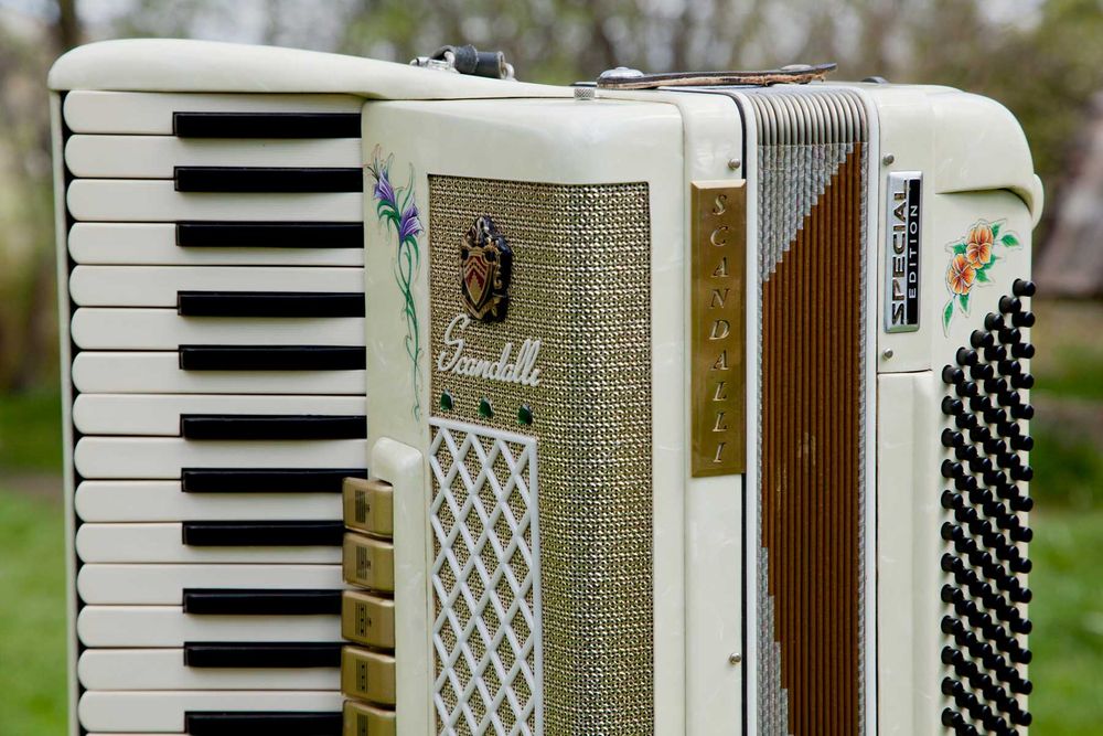 Akordeon włoski Scandalli, perłowy, 120 basów, 4 chóry, bardzo ładny
