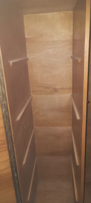 Шкаф з дзеркалом для дачі