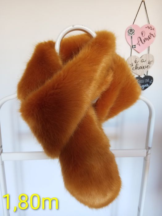 Cachecol pelo, tom amarelo torrado.