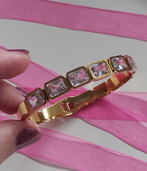 Pulseira/escrava dourada, em aço, com zirconias.