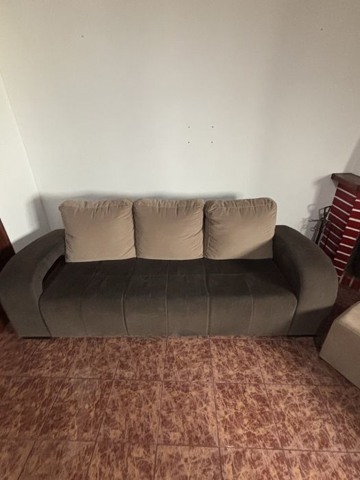 Sofá e poltrona 3+1 e 2 bancos