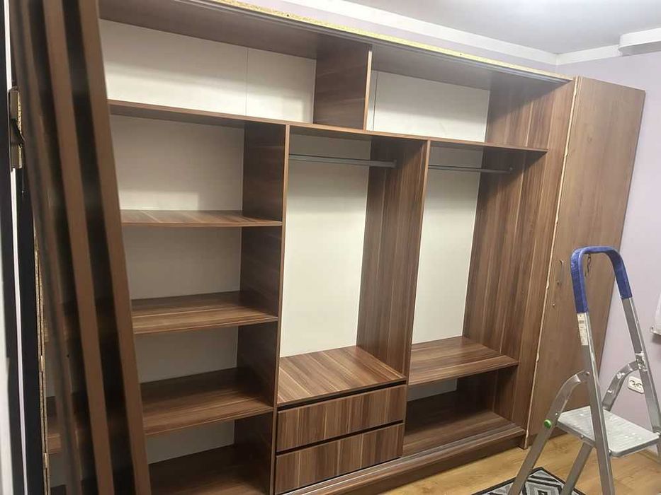 Duża szafa rozsuwana z lustrem