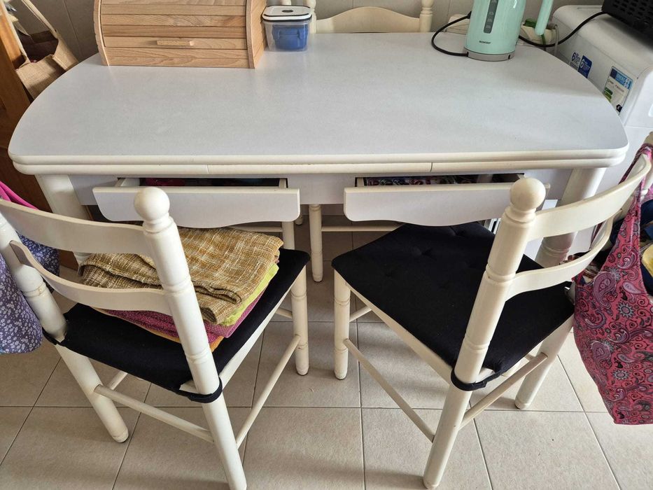 Mesa de cozinha (+4 cadeiras e 2 bancos) de madeira branca, extensível