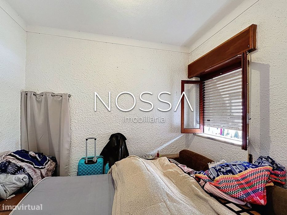 Moradia bi-familiar composta por dois apartamentos T2 com entradas...