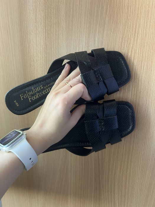 жіночі шльопанці чорного кольору