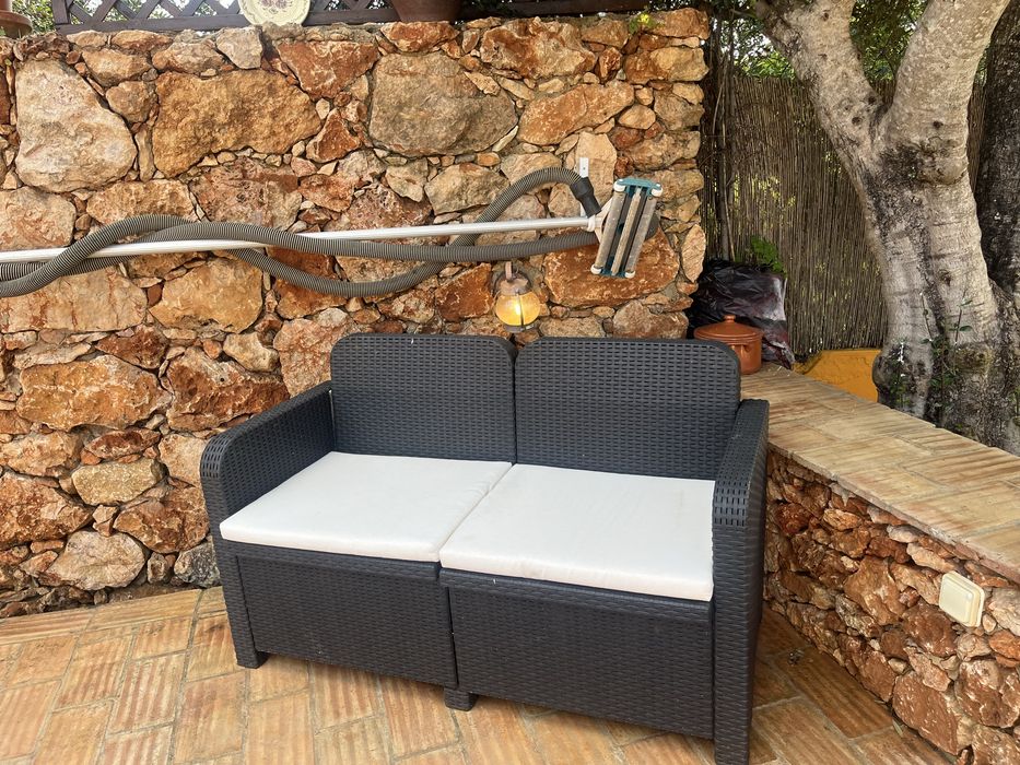 Sofás e mesa de apoio de exterior