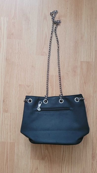 Czarna torebka z łańcuszkiem