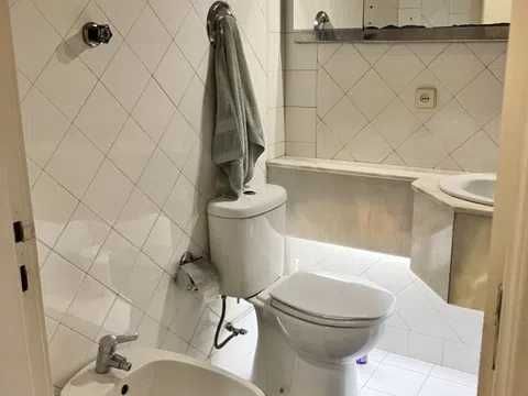 Espaçoso (140m2) T2 duplex disponível na zona de Cedofeita (Rua de Antero Quental), Porto.