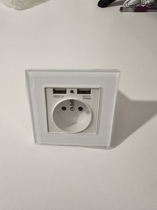 Tomada eletrica com USB431154491724943367