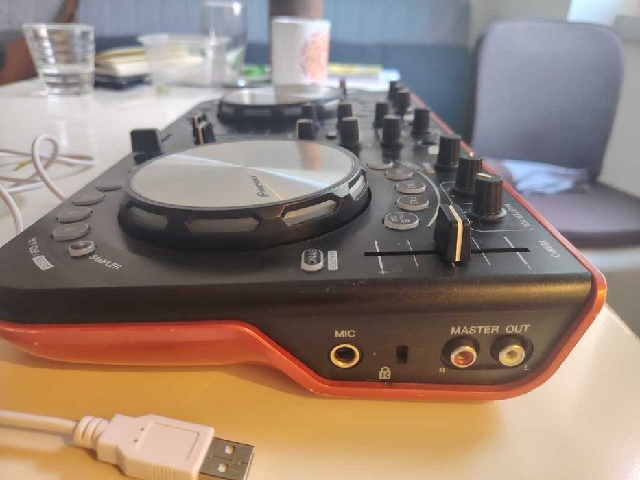 DJ Controller with cable - DDJ-WeGO-R - Multi-colour, compact DJ software controller