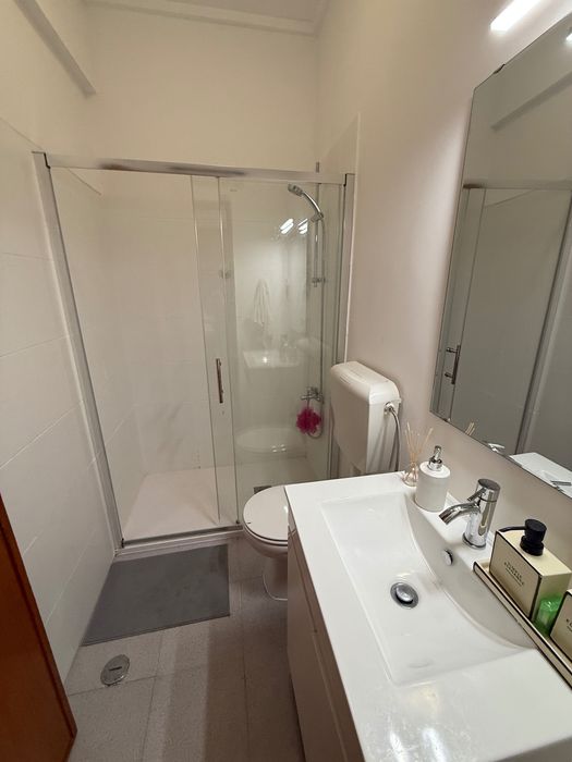 Quarto Privado e Luminoso em Benfica | Apenas Mulheres (Curta Duração)