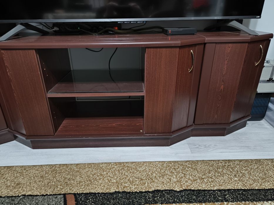 Regał  brązowy z witryną