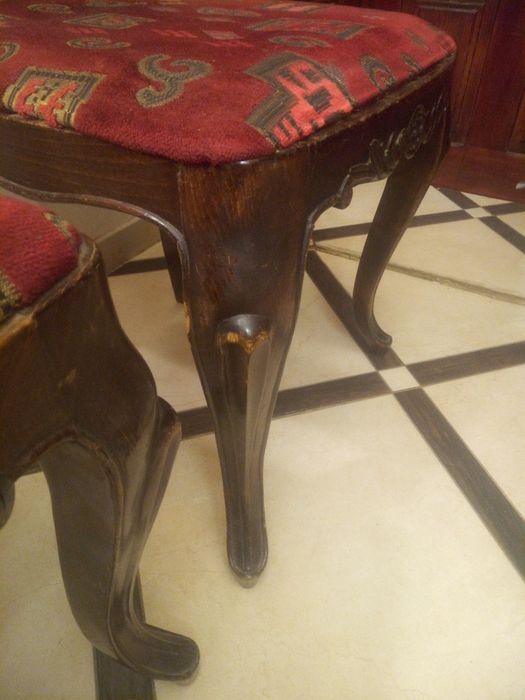 Два крісла різблені