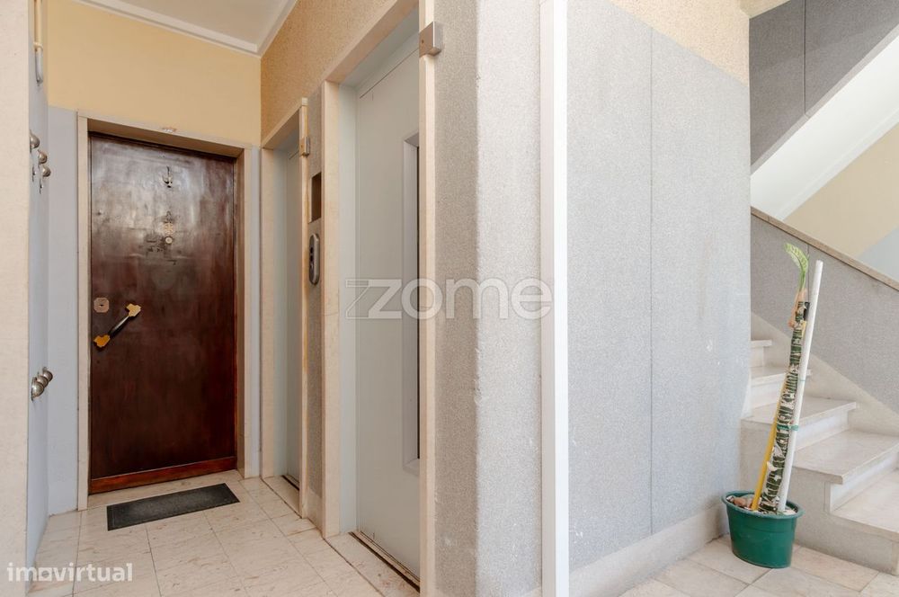 Apartamento T2 Totalmente Remodelado Junto Hospital da Cruz Vermelha