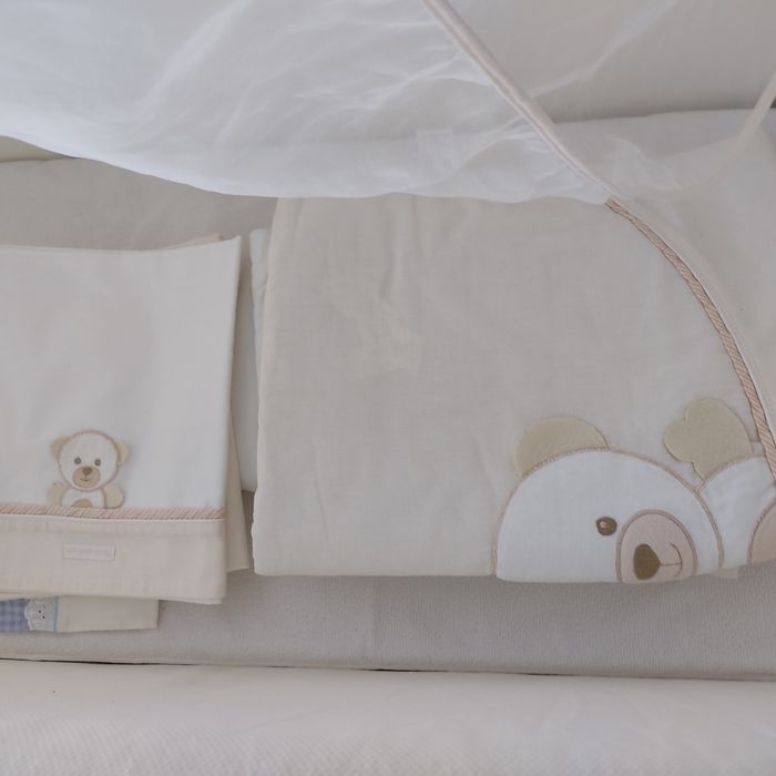 Berço em madeira e pique, com dosel