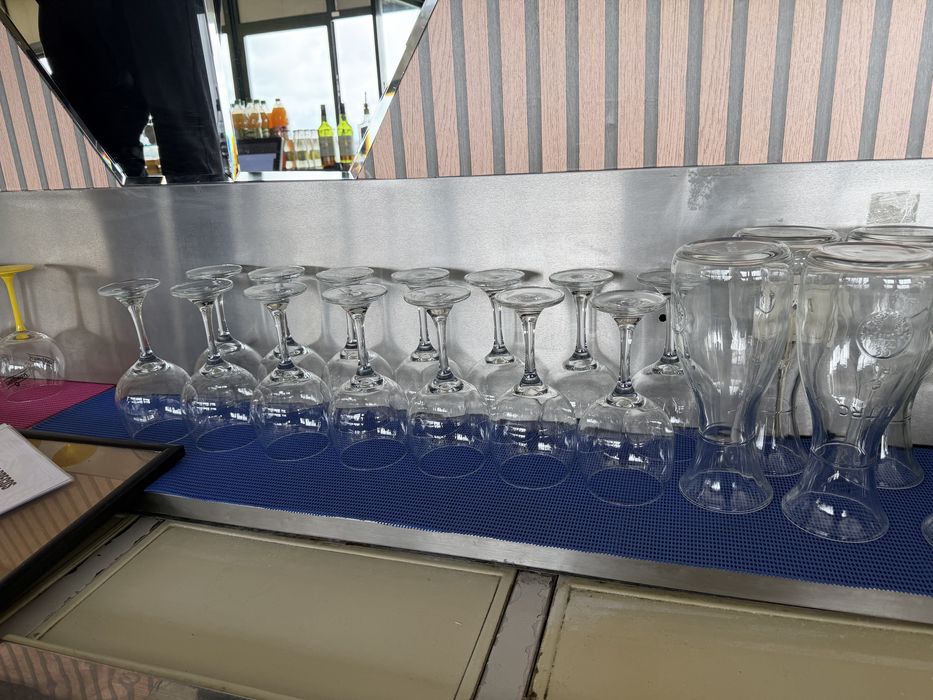 Copos de gin , flutes , copos de whisky , copos de vinho e jarras de sangria como novos
