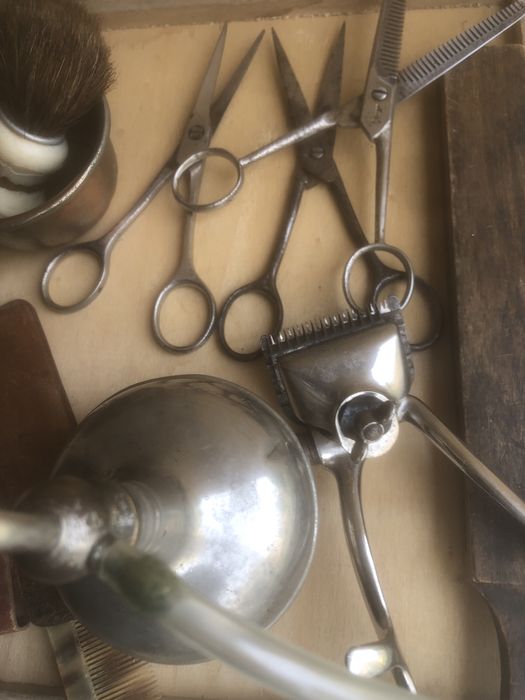 Mala de barbeiro antiga com os respetivos utensilios