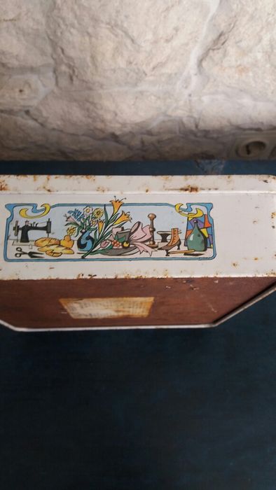 Lata   de colecção , Francesa."