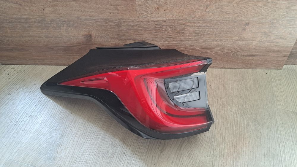 Toyota Yaris IV lampa lewa tylnia tył ładna
