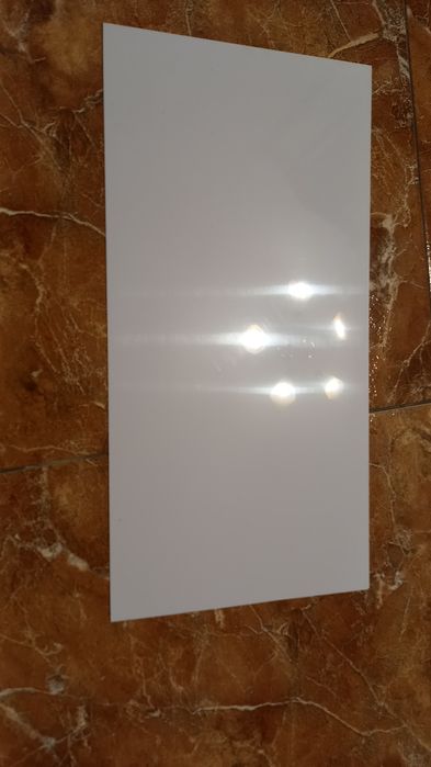 Biała masa na klawiaturę akordeonu