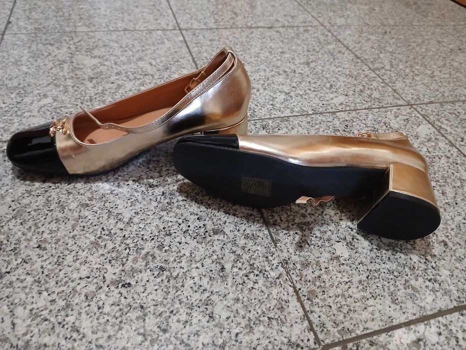 Sapatos verniz bicolor dourado/preto com fivela – tam. 40 – pouco uso