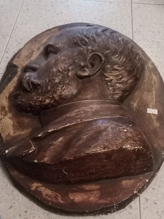 Busto de parede assinado - material gesso