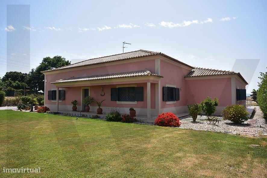 Single-story residence with 1 hectare and 2 developable plots, ideal for living and investing