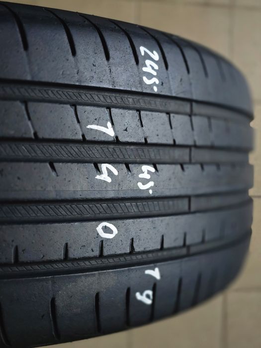 Pneus 245/45 R19