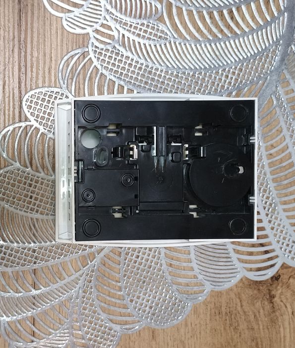 Uzywany, biały dzwonek do drzwi mieszkania. Prosty i elegancki design